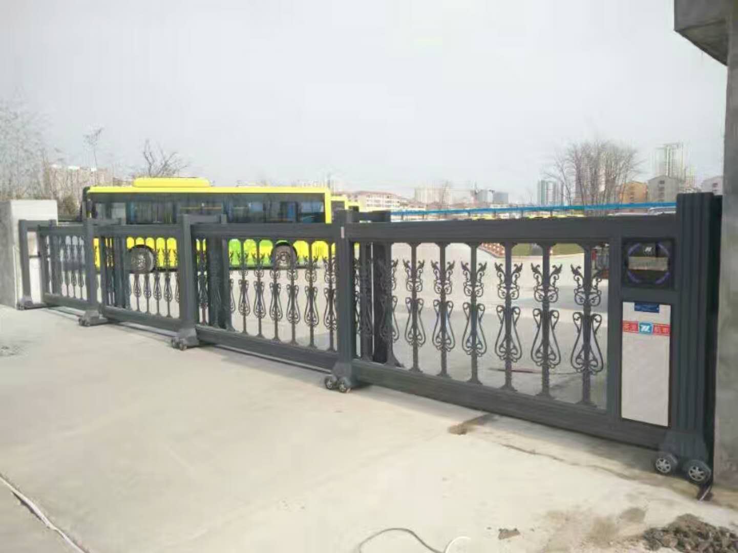 分段門(mén) 伸縮門(mén) 英龍